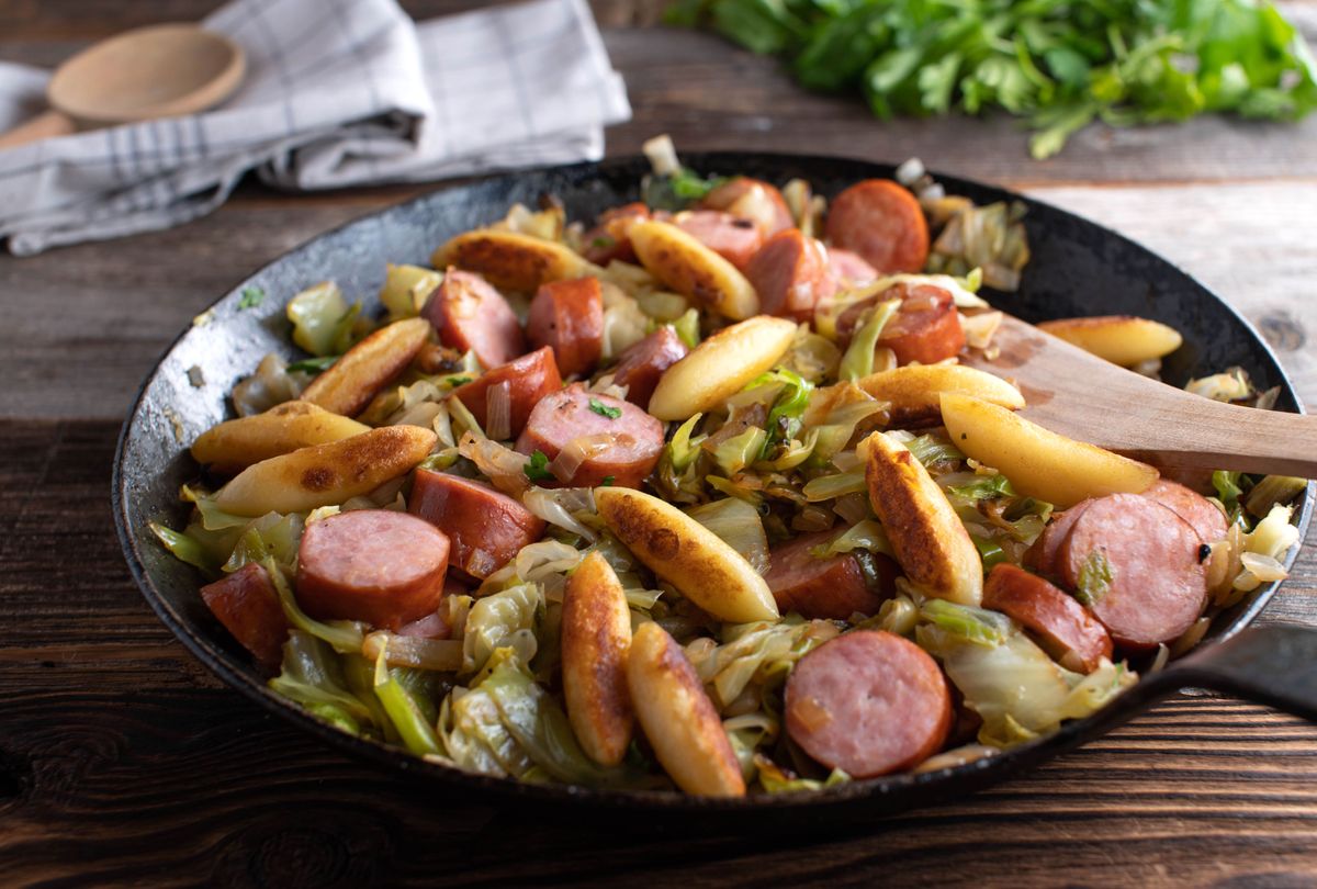 Schupfnudelpfanne mit Spitzkohl und Mettwürstchen: 20 Minuten ...