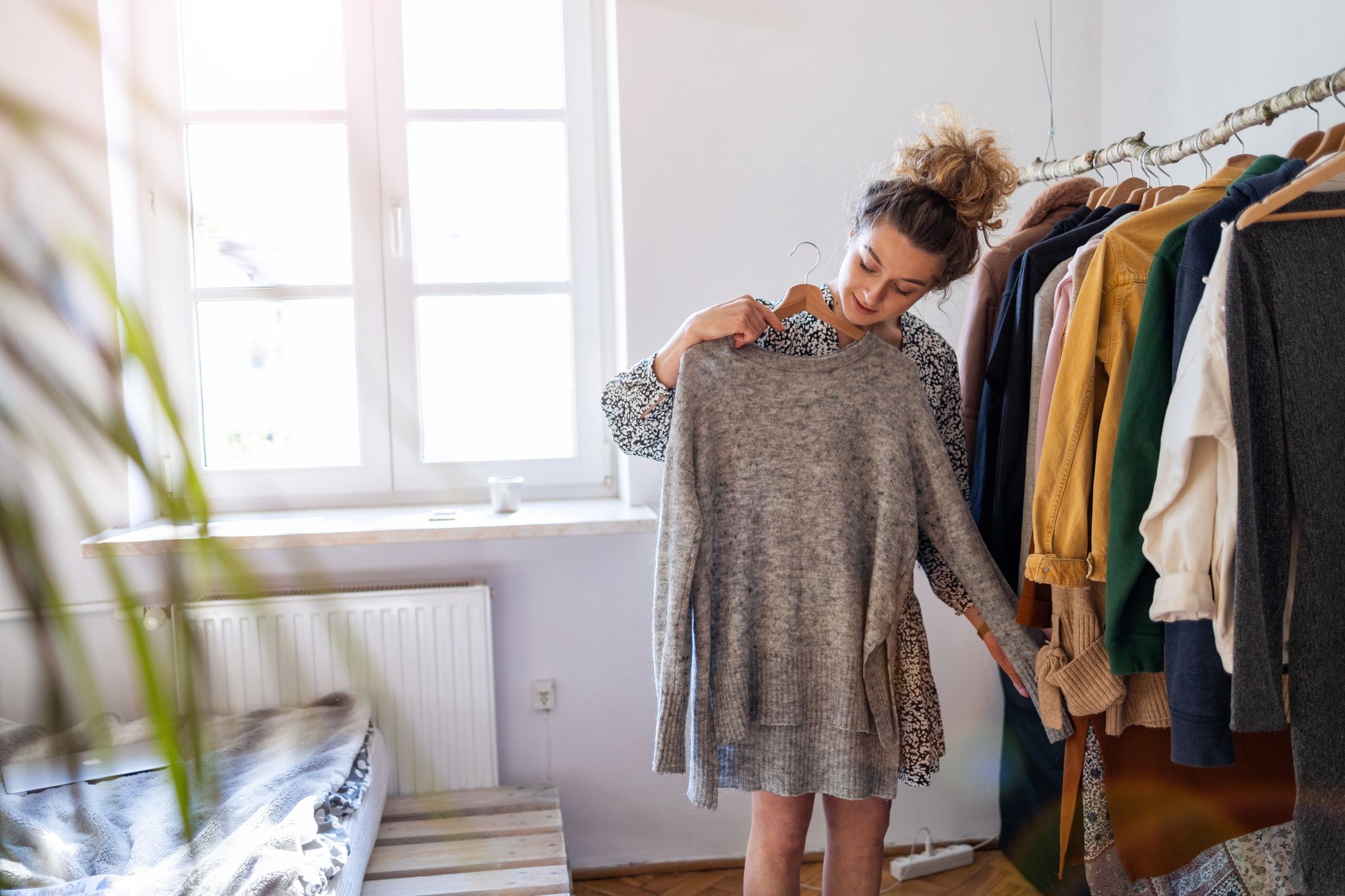 Wollpullover brauchen Mottenschutz, auch wenn sie nicht im Kleiderschrank gelagert werden.