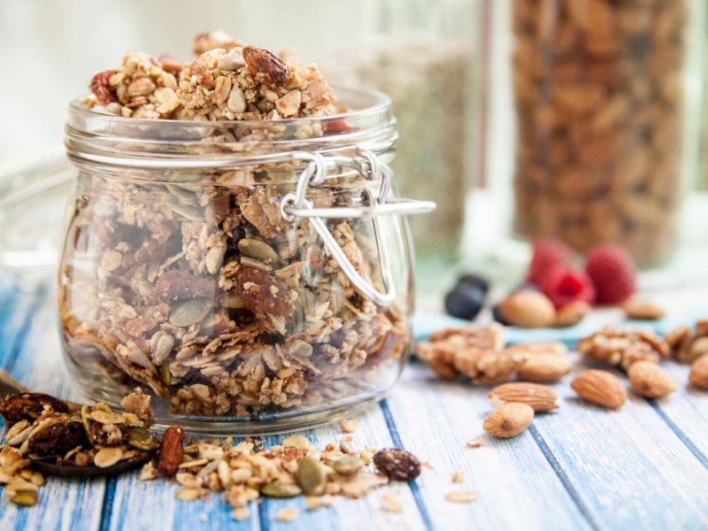 Gesund frühstücken: So macht ihr knuspriges Buchweizen-Granola