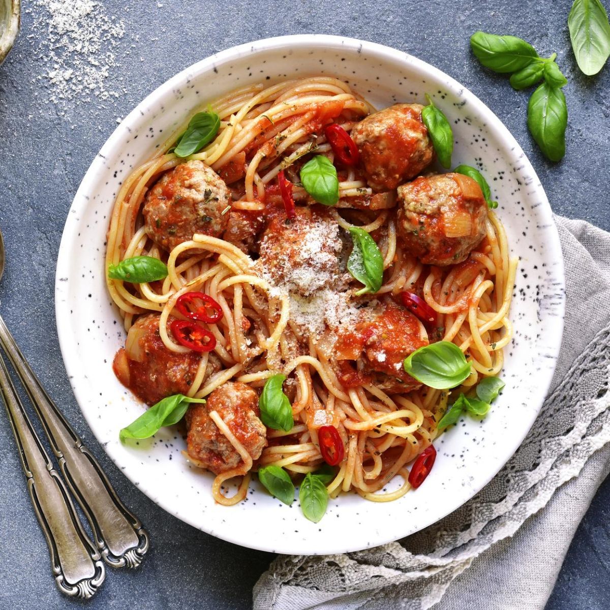 Tomatenpasta mit Hackbällchen: Schneller Genuss für jeden Tag