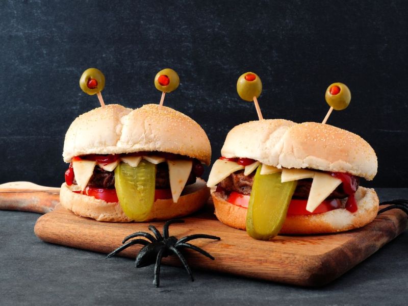 Monster-Hamburger für Halloween. Perfektes Partyrezept