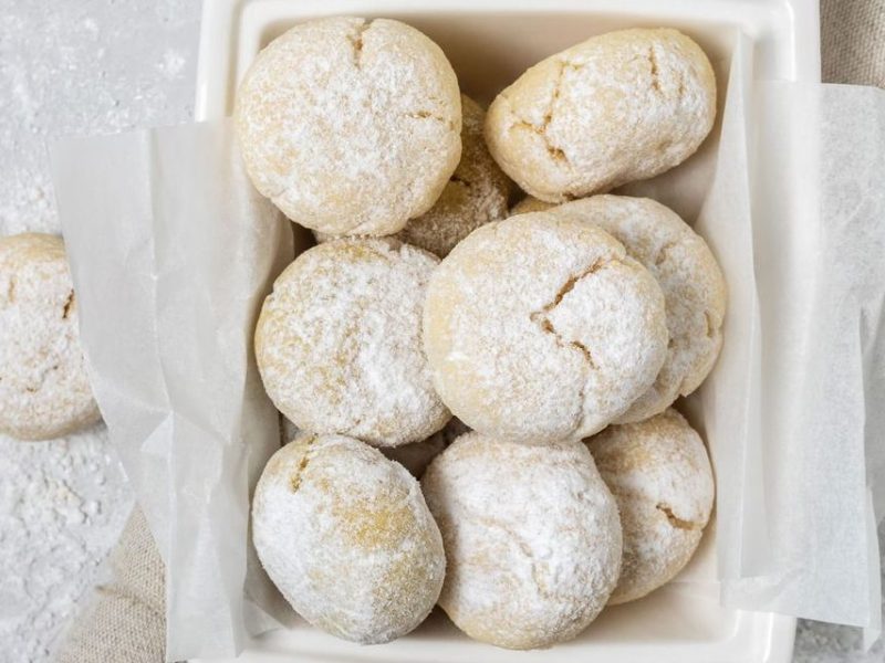 italienische Plätzchen Fior di Mandola auf weißem Hintergrund