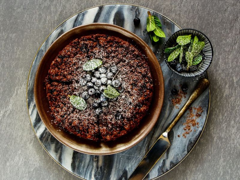 Schokoladen-Crumble: Himmlisches Rezept für ein warmes Dessert mit Blaubeeren
