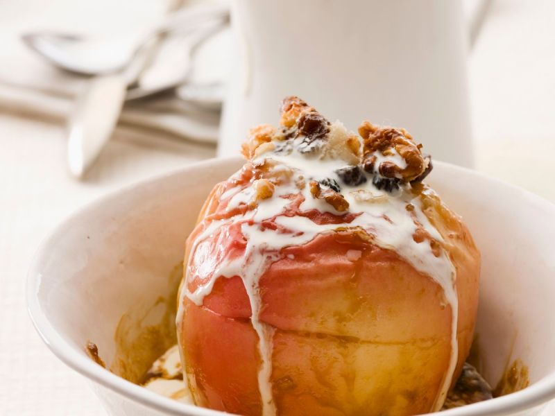 Bratapfel mit Vanillesoße: So schmeckt er wie bei Oma