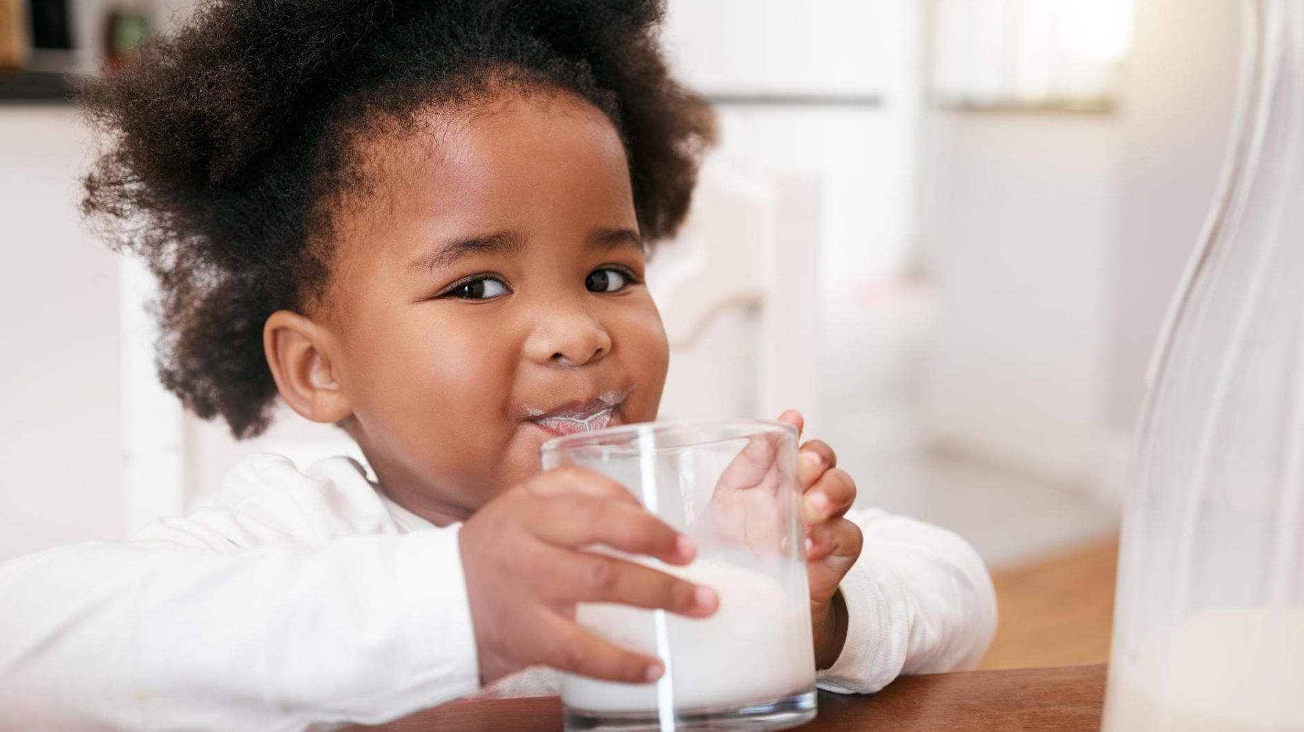 Kind trinkt Milch Kind trinkt Milch