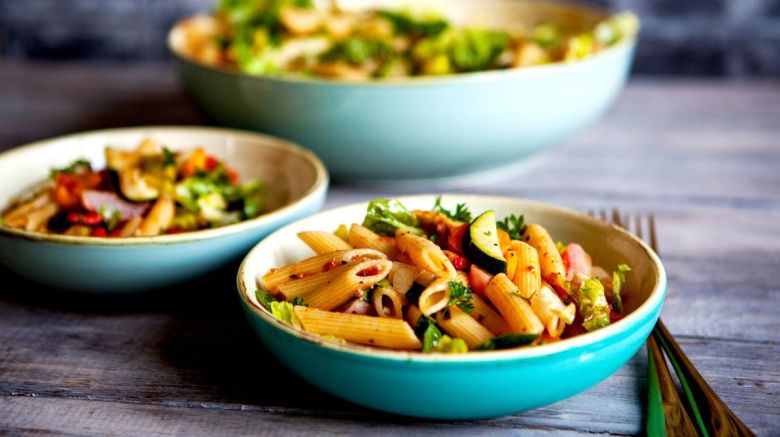 Ofengemüse-Nudelsalat: Randvoll mit Gemüse und perfekt für den Veganuary