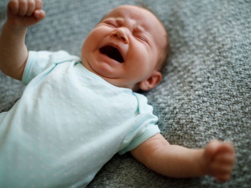 Baby weint im Schlaf? Hilfreiche Tipps für Eltern