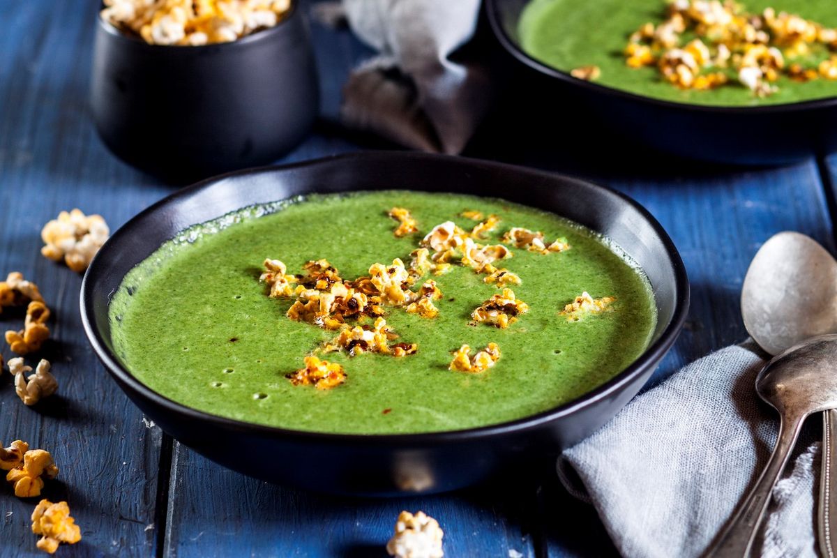 Erbsen-Spinatsuppe mit Popcorn: So habt ihr Suppe noch nie gegessen!