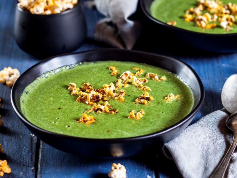 Erbsen-Spinatsuppe mit Popcorn: So habt ihr Suppe noch nie gegessen!