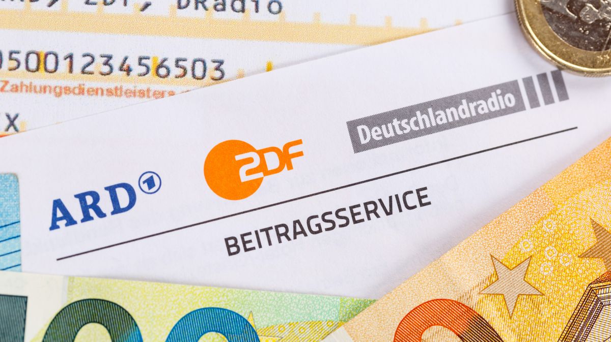 Brief über die Rundfunkgebühren. Darauf liegen Geldscheine.