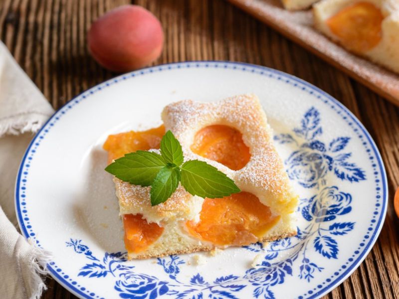 Hausgemachter Aprikosen-Biskuitkuchen: Himmlisches Rezept vom Blech