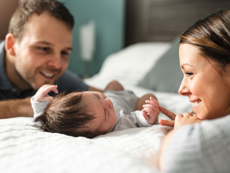 Weinen, wickeln & Besuche: Tipps für Babys erste Tage daheim