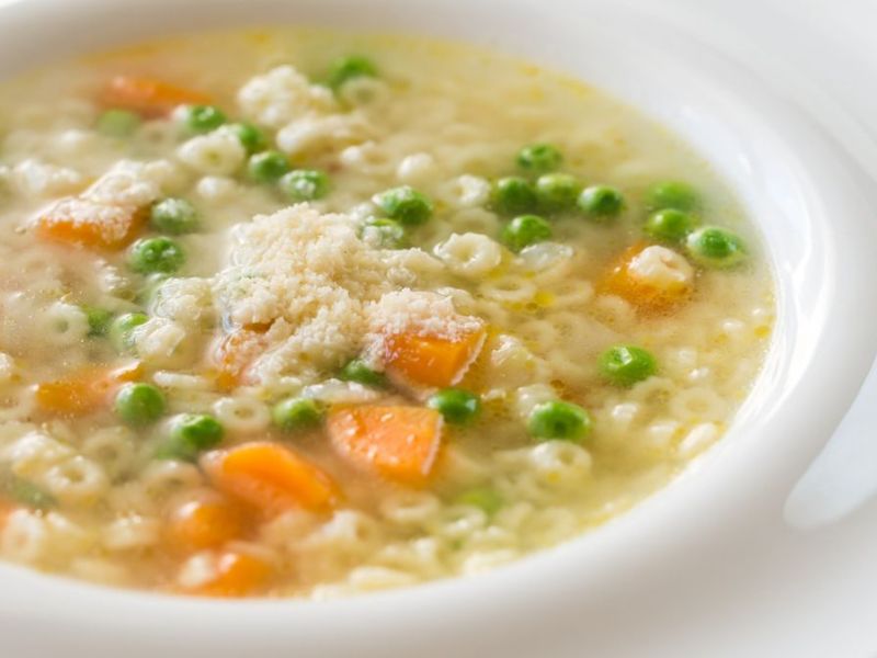 Italienische Pastina-Suppe mit Parmesan