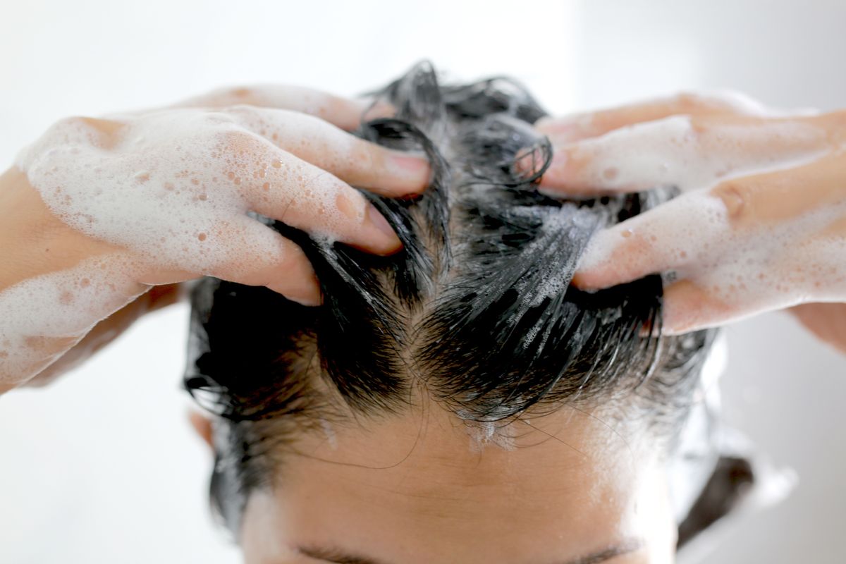 Frau wäscht sich Haare - Nahaufnahme