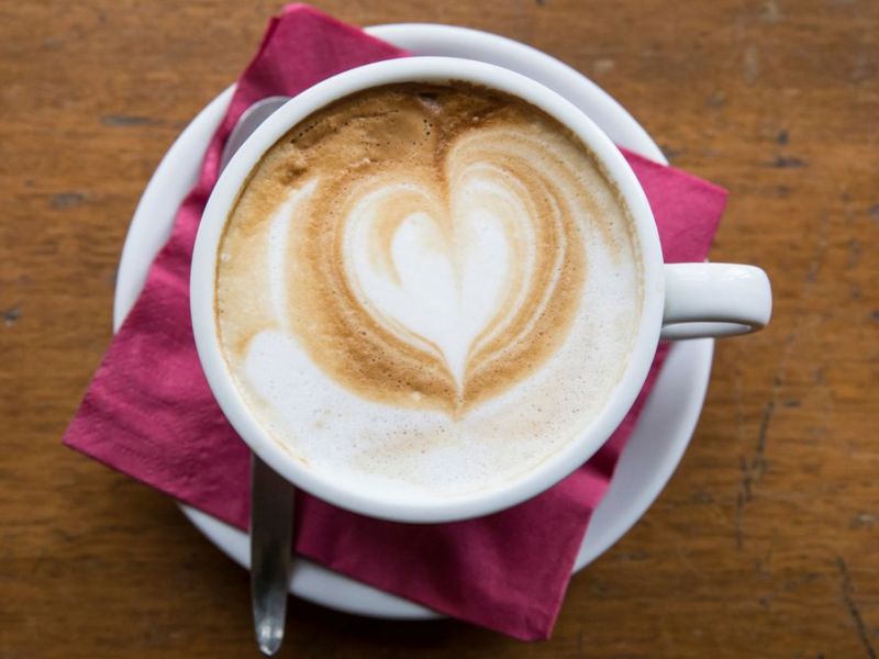 Latte Foam Art: So zaubert ihr ein Milchschaum-Herz in euren Kaffee