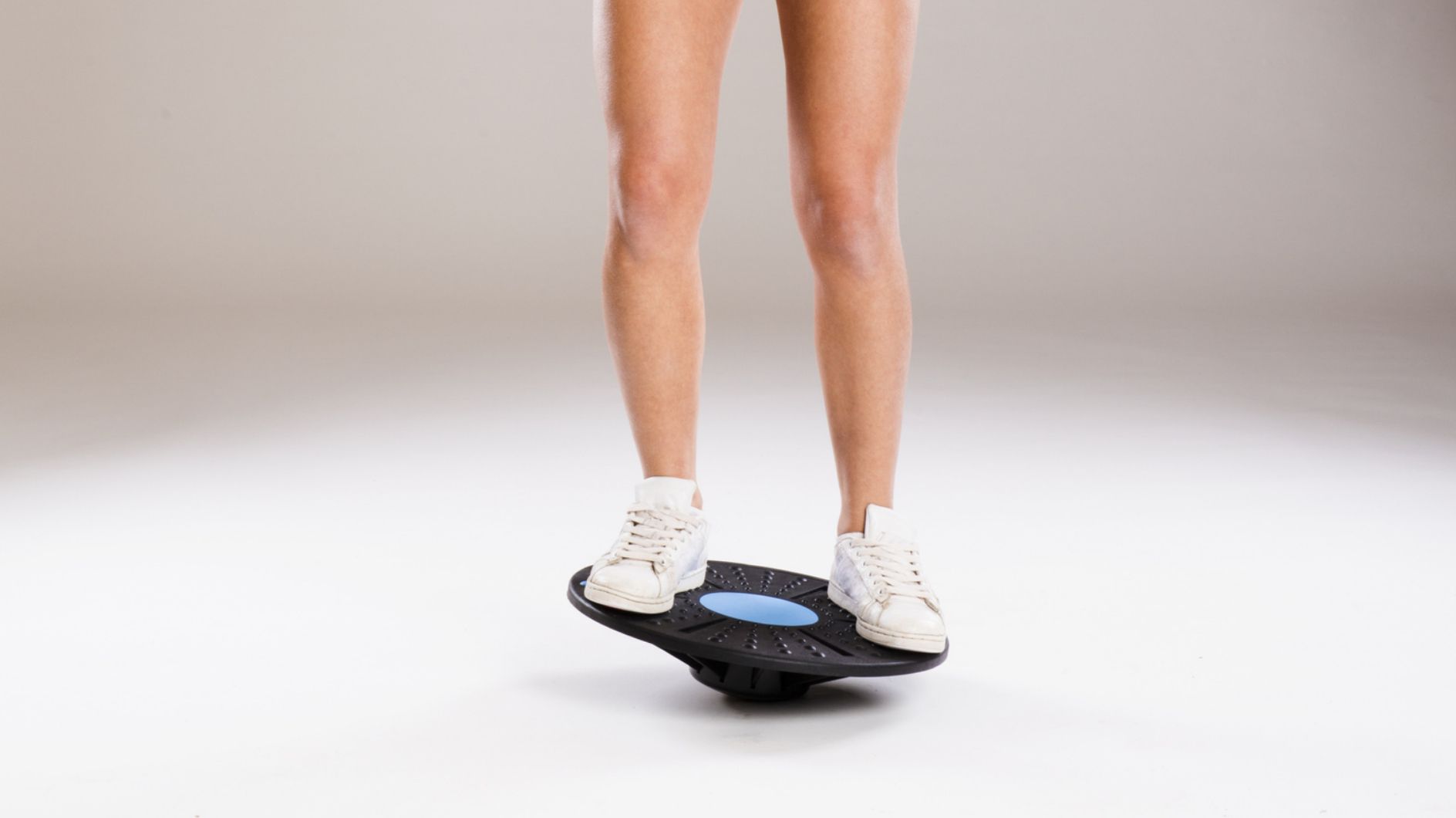 Balance Board Übung: Hin und her wippen Balance Board Übung: Hin und her wippen
