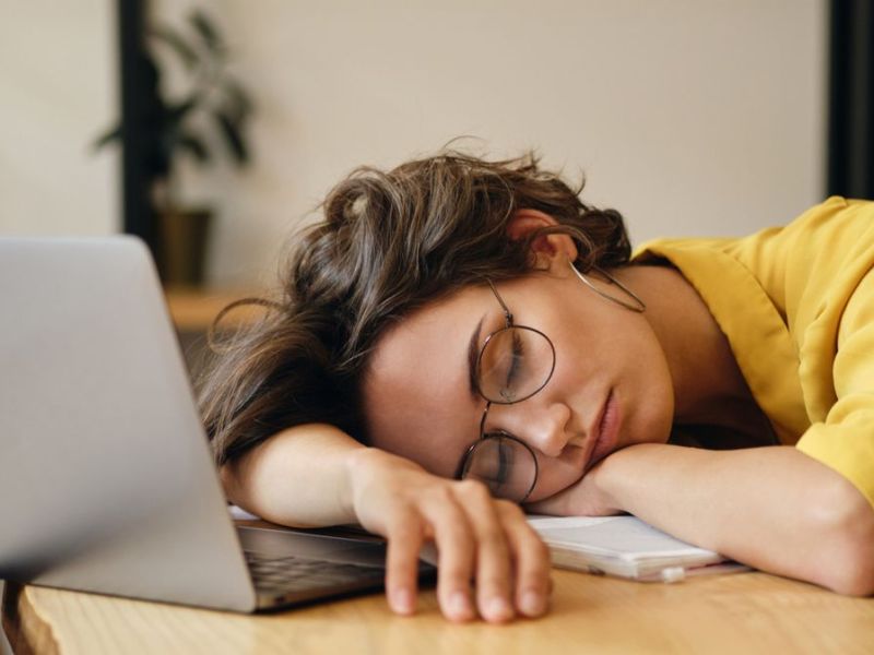 Powernap: Warum ein Nickerchen auf der Arbeit wahre Wunder bewirken kann