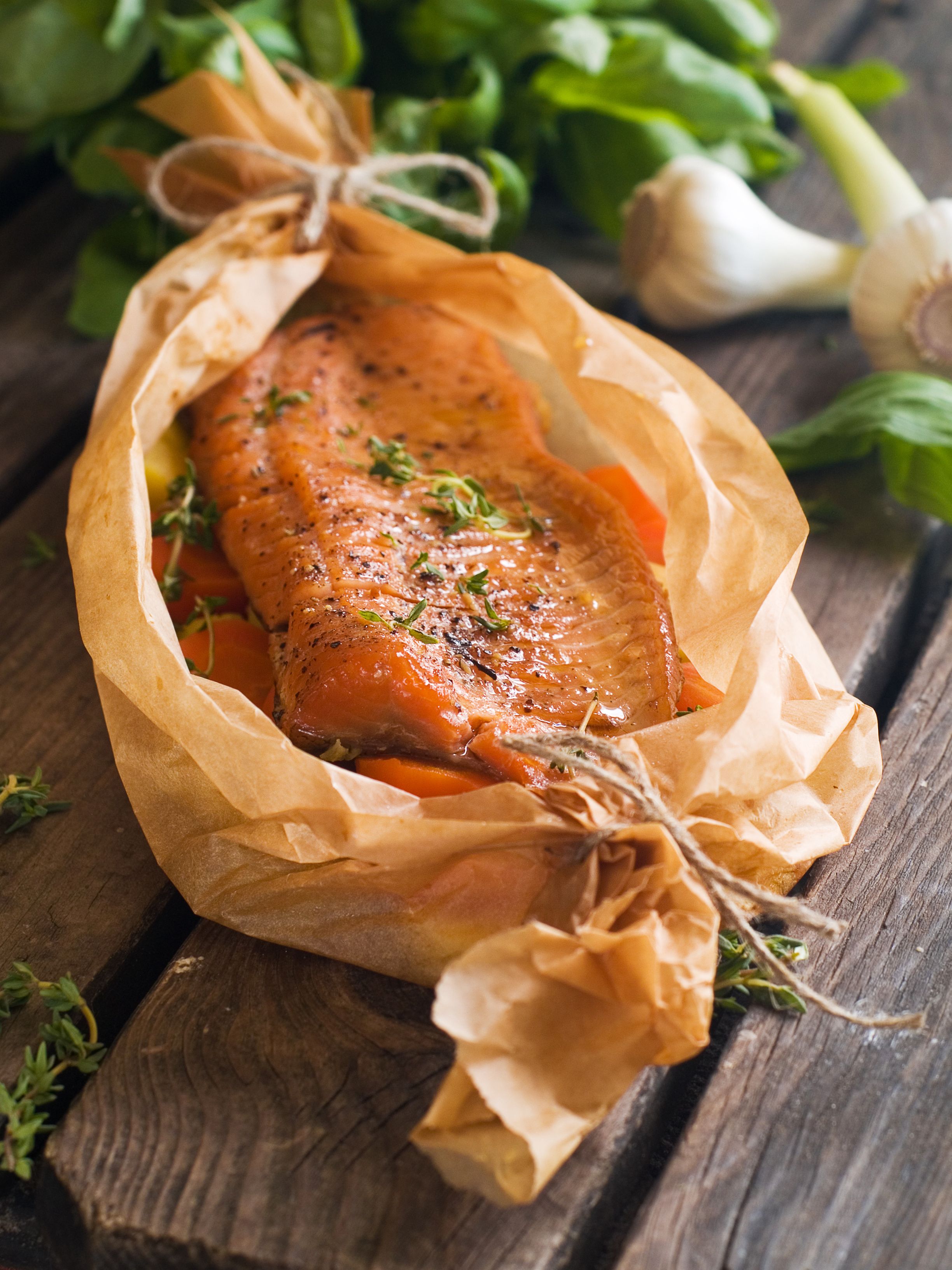 In einem Backpapier-Päckchen lässt sich Lachs im Ofen dämpfen.