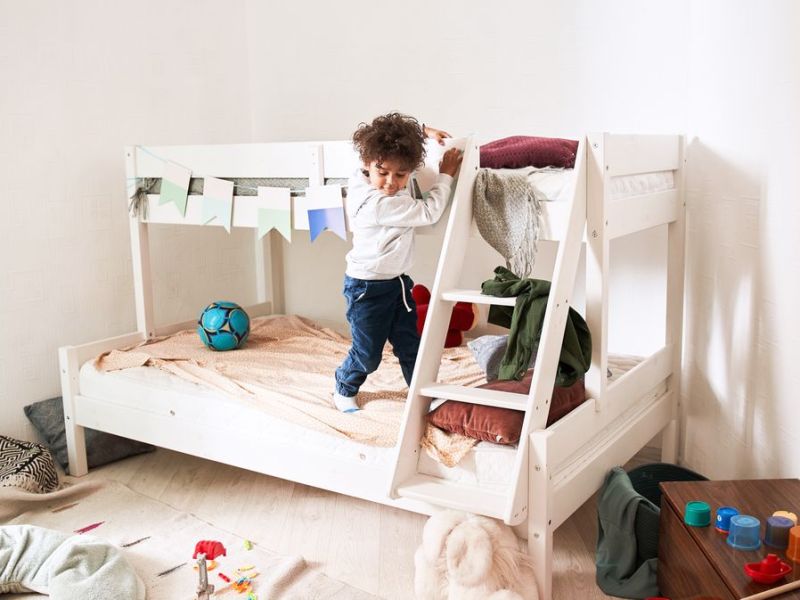 Wie alt sollten Kinder sein, damit sie sicher in einem Hochbett schlafen?