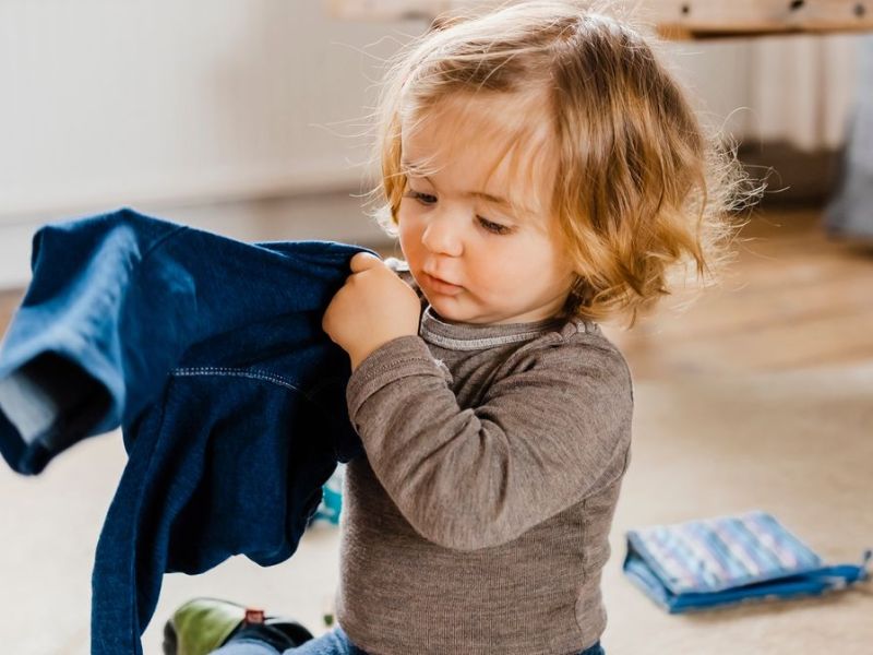 Mit rund drei Jahren sind Kinder in der Lage, sich alleine anzuziehen. Mit ein paar Tipps und Tricks können Mama und Papa ihrem Nachwuchs dabei helfen.