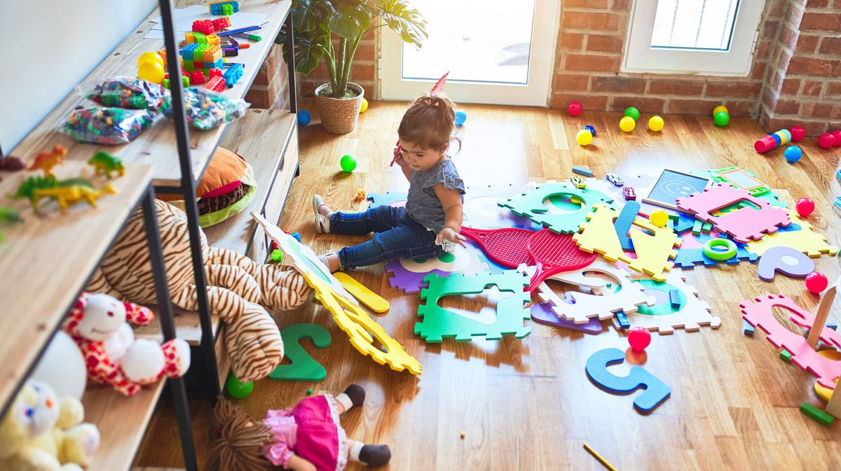 Kaum ein Kind stört es, wenn das Kinderzimmer unordentlich ist, wohl aber die Eltern. Wir verraten, was gegen das Chaos hilft.