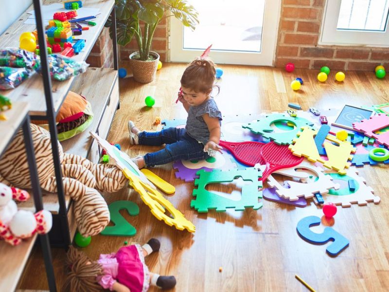 Kaum ein Kind stört es, wenn das Kinderzimmer unordentlich ist, wohl aber die Eltern. Wir verraten, was gegen das Chaos hilft.