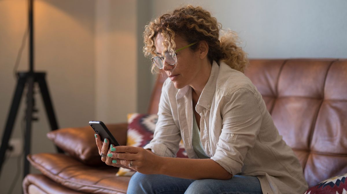 Der Menstruationszyklus einer Frau ist recht störungsanfällig. Alltäglicher Stress oder eine falsche Ernährung können ihn leicht verändern. Aber welche Schwankungen im Zyklus sind normal?