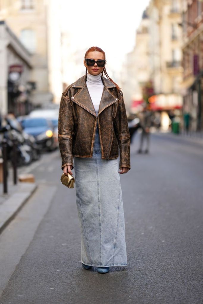 Street Style Jeansrock mit Lederjacke.