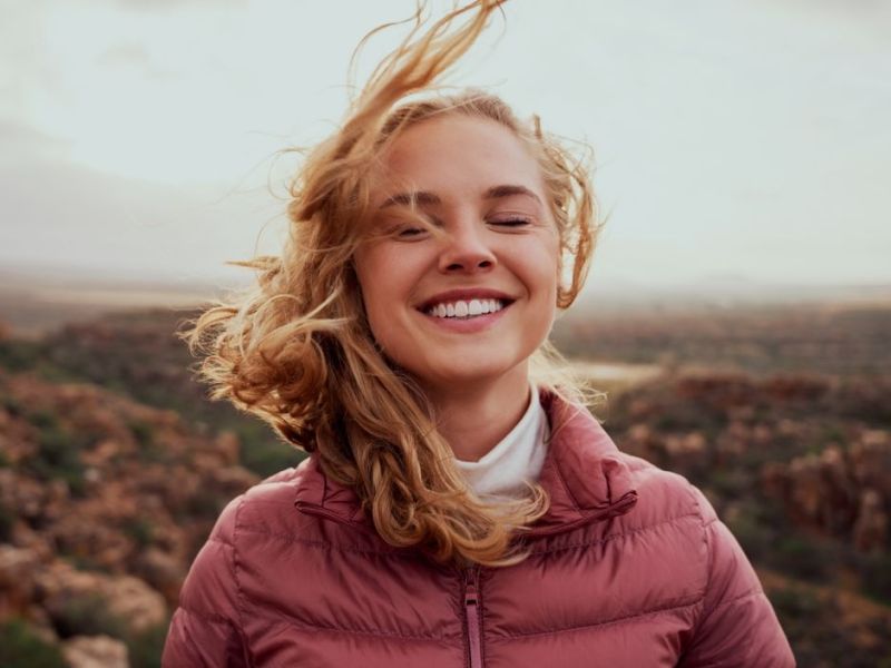 Frau genießt Wind in den Haaren.
