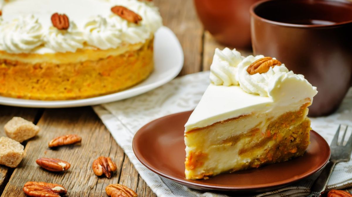 Ein Stück Carrot Cake mit Käsekuchen-Swirl auf einem Teller