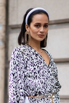 Der Long Bob ist perfekt für alle, die wenig Zeit oder keine Lust auf aufwändiges Föhnen und Stylen haben. Mit Accessoires wie Haarreifen lässt sich die mittllange Frisur aufpeppen. Die schönsten Long Bob Frisuren 2022