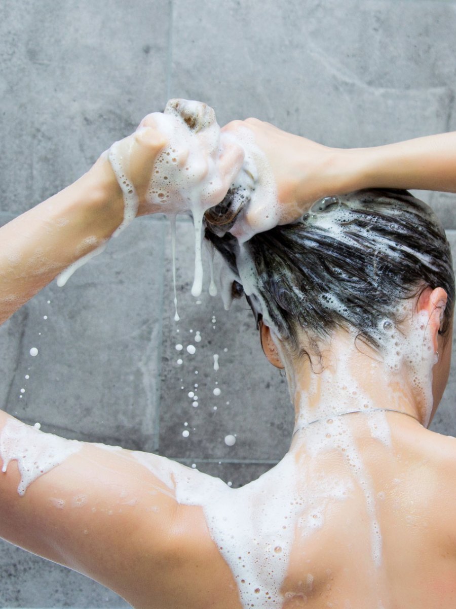 Achtung, eklig: Das passiert, wenn du nur einmal pro Woche Haare wäschst