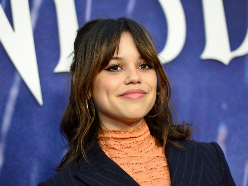 Jenna Ortega mit fransigem Long-Bob.