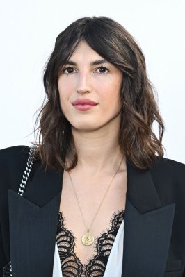 Jeanne Damas mit Long Bob und soften Wellen.