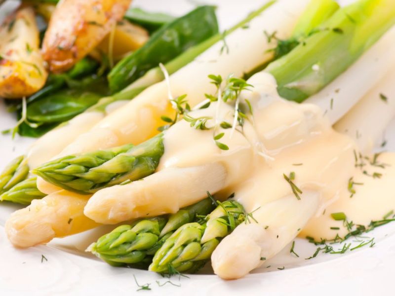 Spargel mit Kartoffeln und Sauce hollandaise