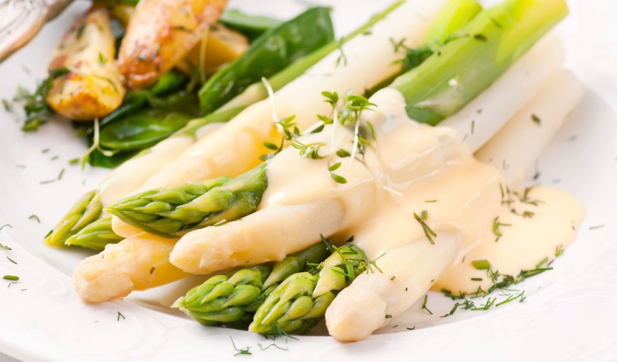 Spargel mit Kartoffeln und Sauce hollandaise