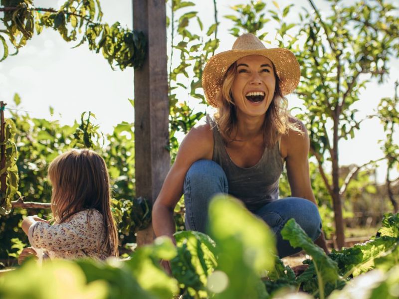 Lachende Frau im Garten