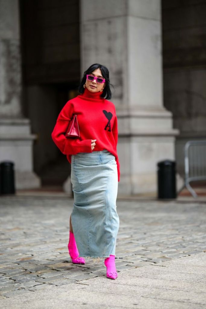 Streetstyle roter Pullover und langer Jeansrock.