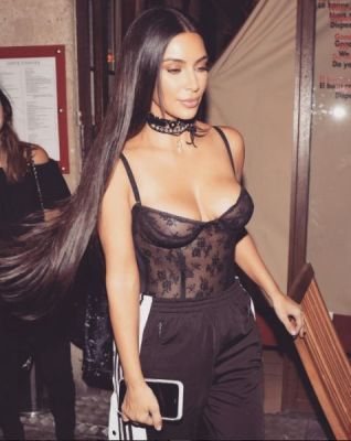 Kim Kardashian stylt einen Spitzenbody zur 2000er-Hose