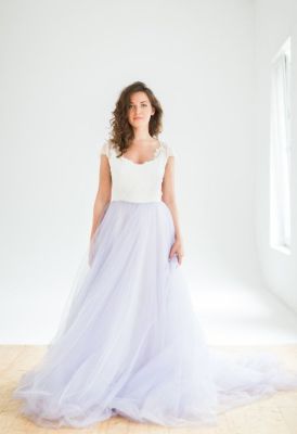 Im Trend liegen auch zweiteilige Brautkleider mit farbigem Rock