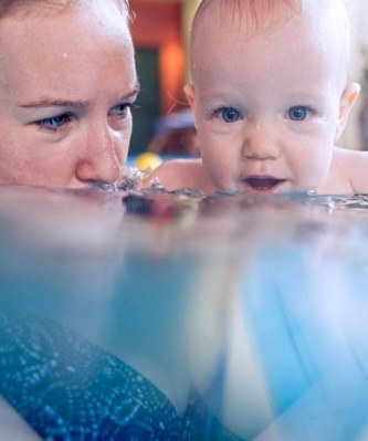 Das Babyschwimmen schult die gesamte Motorik.