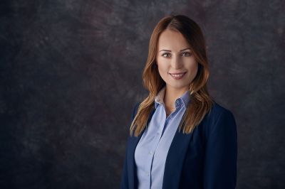 Top: Natürliches Make-up in Beige- und Brauntönen ist für Bewerbungsbilder perfekt.