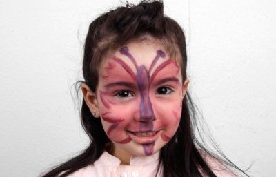 Einen zarten Schmetterling für Karneval schminken