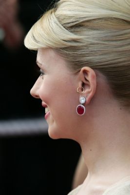 Scarlett Johansson mit &#39;Tragus&#39; Piercing im Ohr