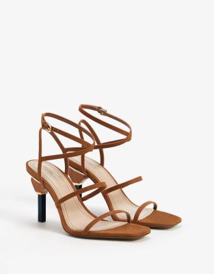 Sandaletten mit geometrischem Absatz von Bershka, 35,99 €