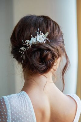 Ein elegantes Haar-Accessoire vervollständigt die Hochzeitsfrisur