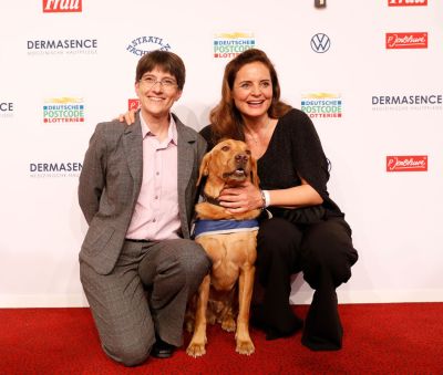 GOLDENE BILD der FRAU 2021: Super Team mit Hund: Elisabeth Lanz mit Preisträgerin Sabine Häcker ( Hunde für Handicaps e.V. , Berlin)