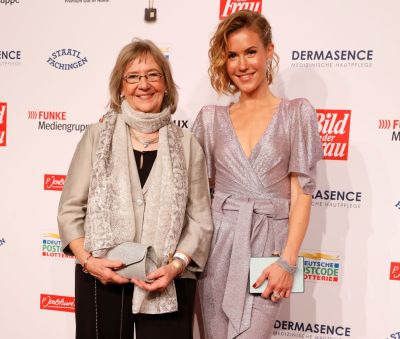 GOLDENE BILD der FRAU 2021: Wolke Hegenbarth hielt die Laudatio für ihre Preisträgerin Annie Wojczewski, eine von sechs GOLDENE BILD der FRAU-Preisträgerinnen 2020/21