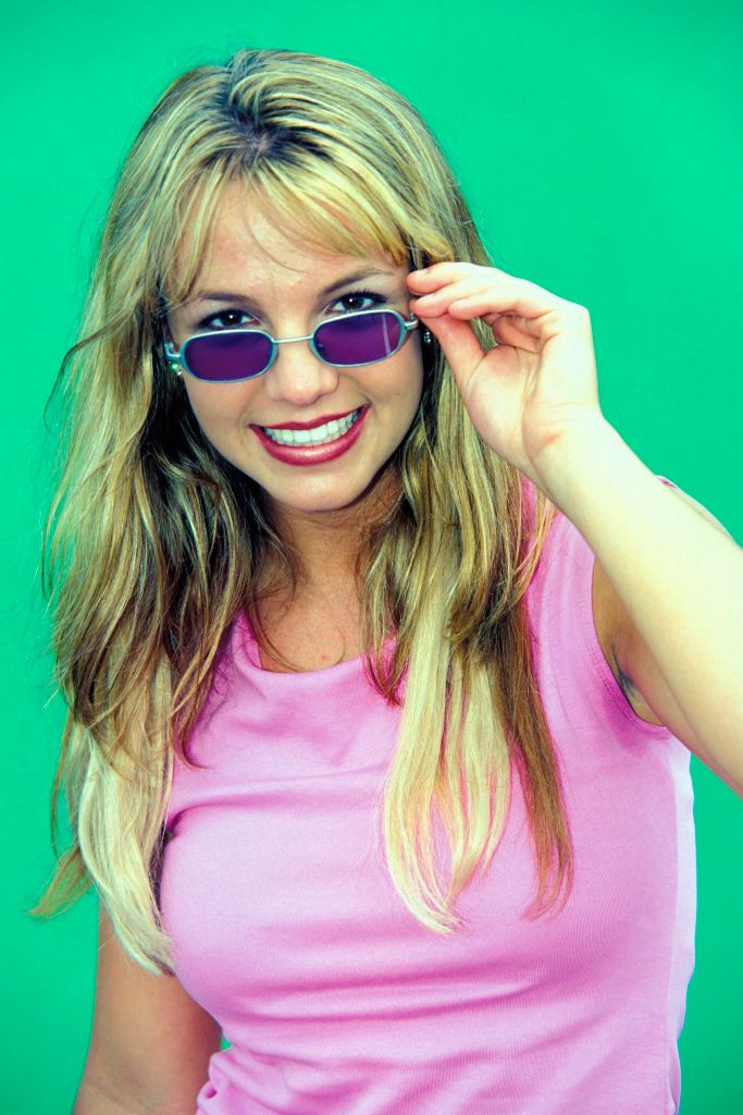 Modetrends der 90er: Britney Spears mit schmaler Sonnenbrille