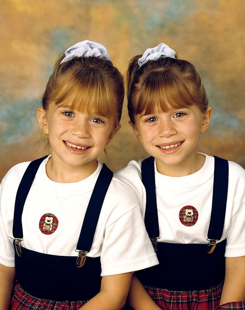 Modetrends der 90er: Mary Kate und Ashley Olsen mit Scrunchies